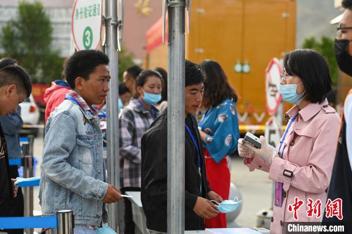 7月7日，考生在拉薩三高考點外進行身份證件核驗?！『闻罾?攝
