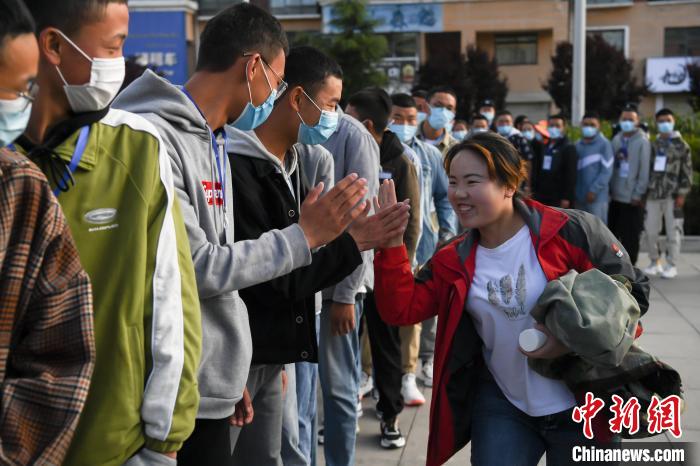 7月7日，拉薩三高考點外，領(lǐng)隊老師與考生擊掌鼓勁加油?！『闻罾?攝