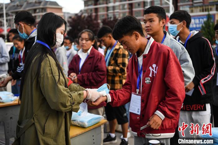 7月7日，考生在拉薩三高考點外測量體溫?！『闻罾?攝