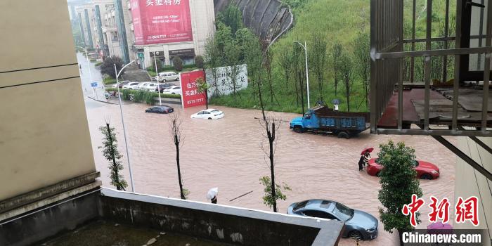 圖為重慶萬州城區(qū)積水嚴重?！≈貞c萬州區(qū)委宣傳部供圖 攝