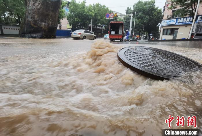 圖為重慶萬州城區(qū)積水嚴重?！≈貞c萬州區(qū)委宣傳部供圖 攝