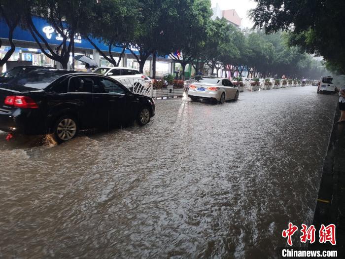 圖為重慶萬州城區(qū)積水嚴重?！≈貞c萬州區(qū)委宣傳部供圖 攝