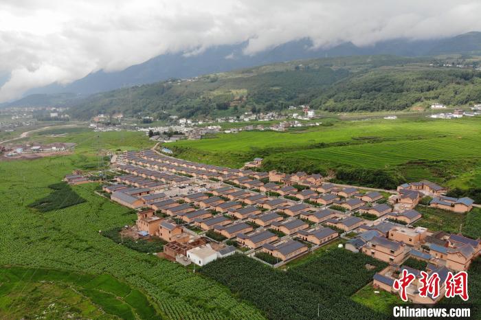 甲甲溝村新建農(nóng)房掩映在農(nóng)作之間?！埨?攝