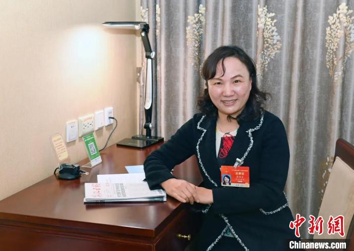 全國人大代表，浙江省臺州市椒江區(qū)大陳實驗學校校長、黨支部書記翁麗芬 蔡榮章 攝