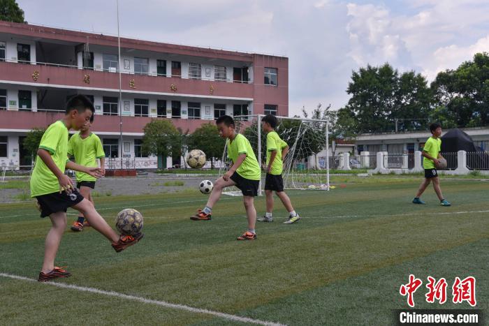 人大代表呼吁篩查防控青少年頸椎、脊柱等健康問題