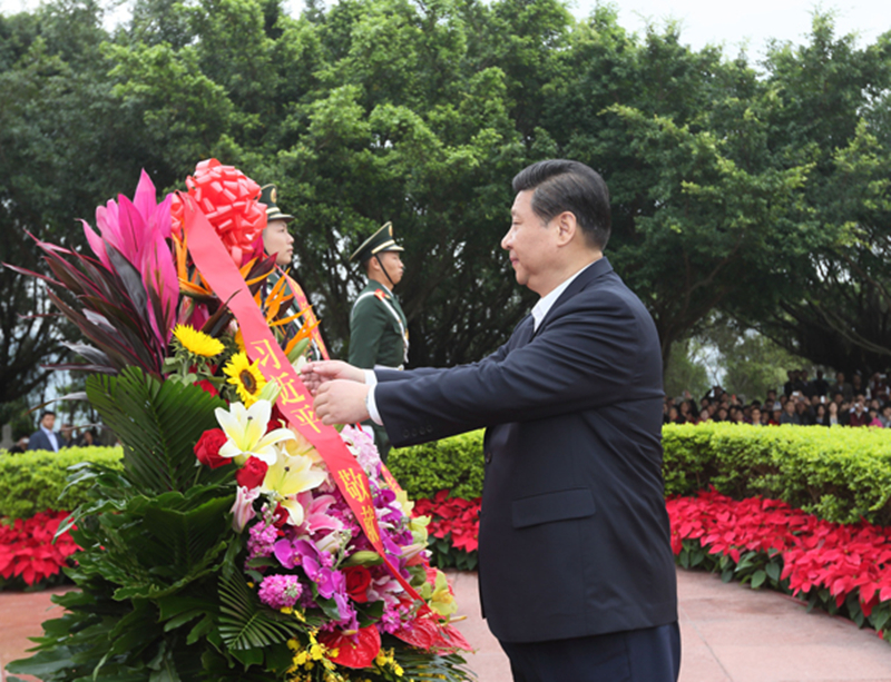 2012年12月8日，習(xí)近平在深圳蓮花山公園向鄧小平銅像敬獻花籃。