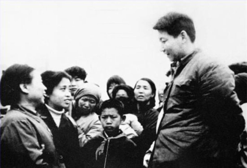 1983年，時任中共正定縣委書記的習(xí)近平同趙村群眾交談。