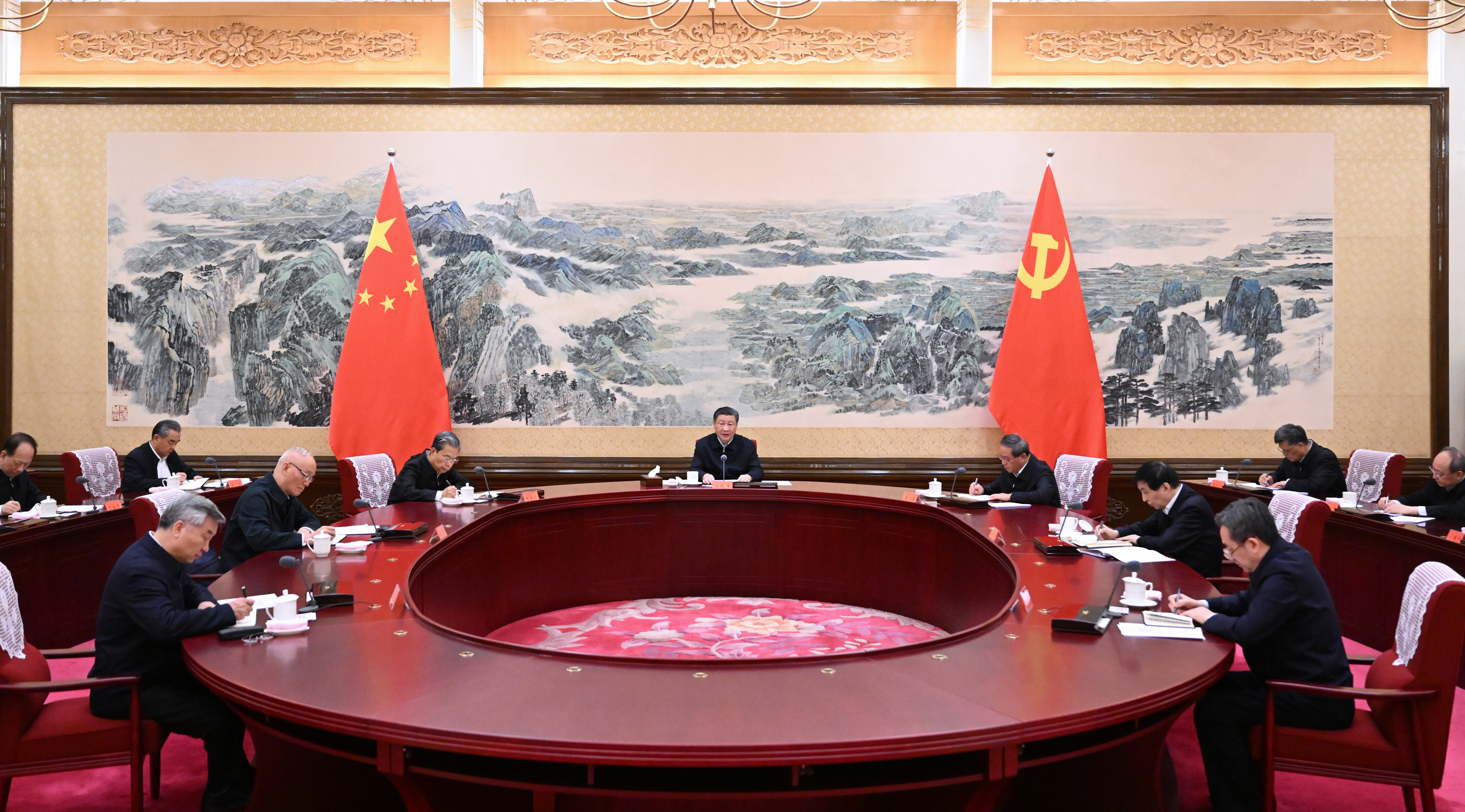2023年12月21日至22日，中共中央政治局召開學(xué)習(xí)貫徹習(xí)近平新時(shí)代中國特色社會(huì)主義思想主題教育專題民主生活會(huì)，中共中央總書記習(xí)近平主持會(huì)議并發(fā)表重要講話。