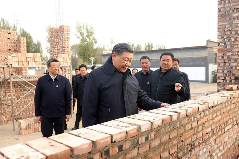 2023年11月10日，習近平總書記在河北保定涿州市刁窩鎮(zhèn)萬全莊村房屋重建施工現(xiàn)場考察。