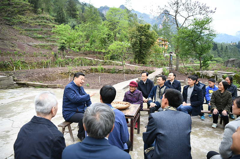 2019年4月15日，習近平總書記在重慶石柱土家族自治縣中益鄉(xiāng)華溪村同村民代表、基層干部、扶貧干部、鄉(xiāng)村醫(yī)生等圍坐在一起，共話脫貧攻堅。