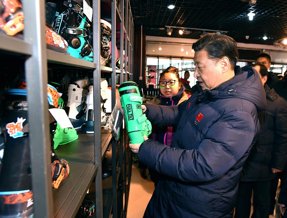 2017年1月23日，習(xí)近平總書記在河北省張家口市云頂滑雪場雪具大廳了解各式雪具的不同功用。