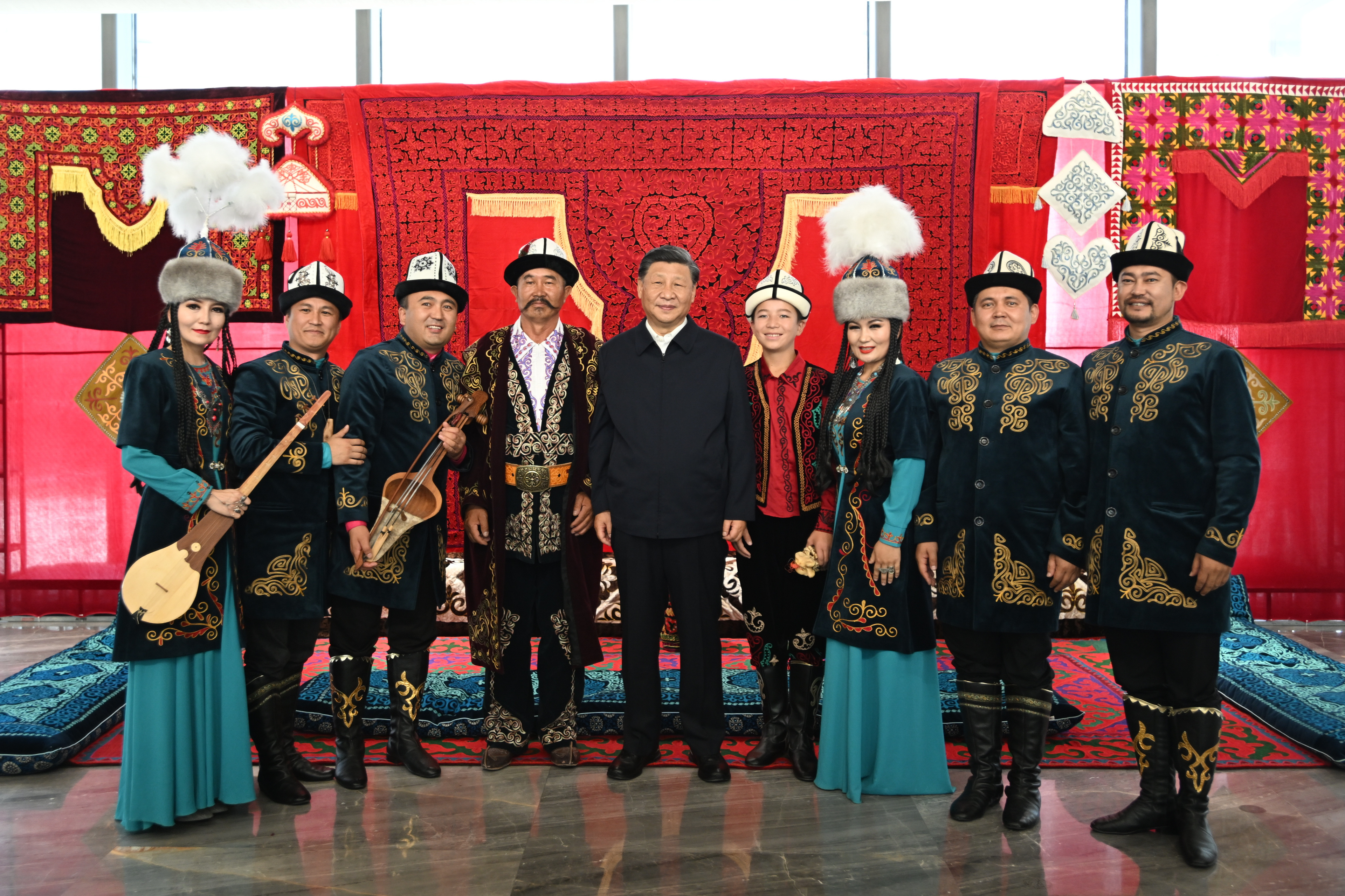 2022年7月13日，習(xí)近平總書記在新疆烏魯木齊市新疆維吾爾自治區(qū)博物館，同《瑪納斯》非物質(zhì)文化遺產(chǎn)傳承人在一起。