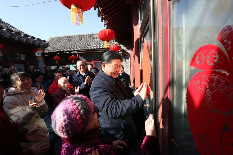 2019年2月1日上午，習(xí)近平在北京前門(mén)東區(qū)草廠四條胡同32號(hào)院，高興地拿起一幅“?！弊?，親自貼到門(mén)上，給這里的老街坊們拜年。新華社記者 鞠鵬 攝