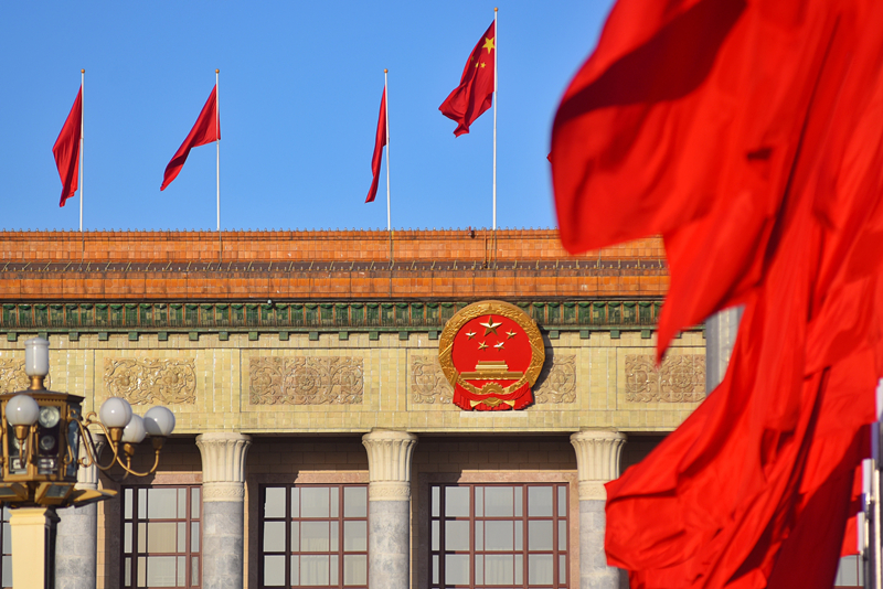2024年3月8日，北京上空現(xiàn)“兩會(huì)藍(lán)”，人民大會(huì)堂前紅旗飄揚(yáng)。